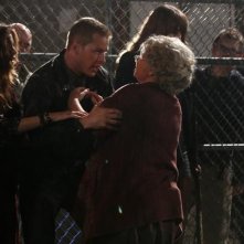 Josh Dallas, Beverly Elliott e Meghan Ory durante una scena dell'episodio Child of the Moon della serie C'era una volta