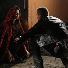 Josh Dallas con Meghan Ory durante una scena dell'episodio Child of the Moon della serie C'era una volta