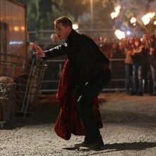 Josh Dallas durante una scena dell'episodio Child of the Moon della serie C'era una volta