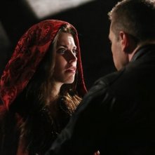 Josh Dallas e Meghan Ory durante una scena dell'episodio Child of the Moon della serie C'era una volta