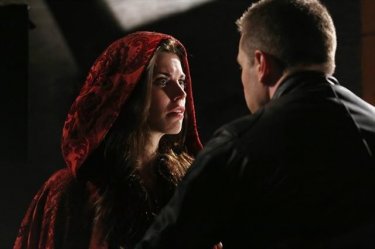 Josh Dallas e Meghan Ory durante una scena dell'episodio Child of the Moon della serie C'era una volta