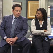 Kevin Chapman insieme a Taraji P. Henson in una scena dell'episodio Bury the Lede della serie TV Person of Interest