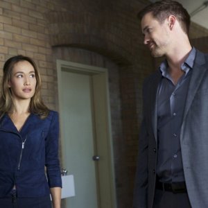 Maggie Q e Shane West in una foto promozionale dell'episodio Consequences della serie TV Nikita