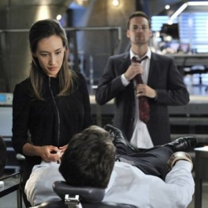 Maggie Q e Shane West in una scena dell'episodio The Sword's Edge della serie televisiva Nikita