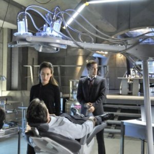 Maggie Q, Shane West e Aaron Stanford in una scena dell'episodio The Sword's Edge della serie televisiva Nikita