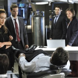 Maggie Q, Shane West, Noah Bean e Aaron Stanford in una scena dell'episodio The Sword's Edge della serie televisiva Nikita
