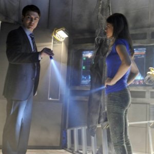 Noah Beah e Lyndsy Fonseca in una scena dell'episodio The Sword's Edge della serie televisiva Nikita