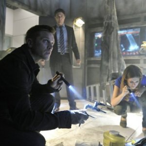 Noah Beah, Lyndsy Fonseca e Devon Sawa in una scena dell'episodio The Sword's Edge della serie televisiva Nikita