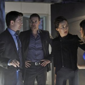 Noah Beah, Maggie Q, Shane West e Lyndsy Fonseca in una scena dell'episodio The Sword's Edge della serie televisiva Nikita