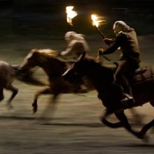 Un gruppo di membri del Ku Klux Klan cavalcano in Django Unchained