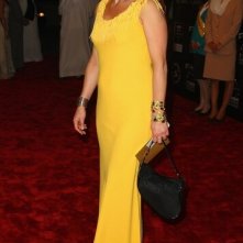 Caroline Goodall in abito giallo