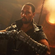 L'uomo con i pugni di ferro: RZA in una scena