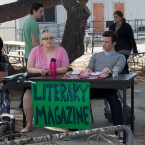 Rebel Wilson e Chris Colfer in una scena di Struck By Lightning
