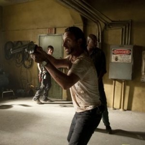 The Walking Dead: Andrew Lincoln con Norman Reedus e Vincent M. Ward nell'episodio Dentro e fuori
