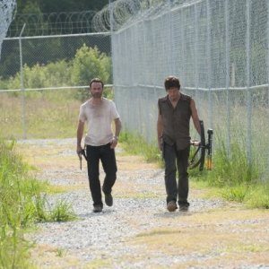 The Walking Dead: Andrew Lincoln e Norman Reedus nell'episodio Dentro e fuori