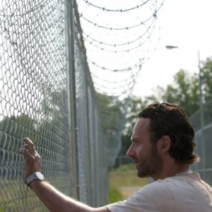 The Walking Dead: Andrew Lincoln è Rick Grimes nell'episodio Dentro e fuori