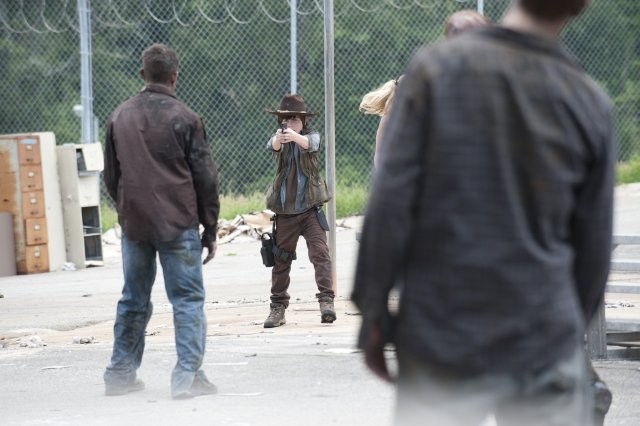 The Walking Dead Chandler Riggs Alle Prese Con Gli Erranti Nell Episodio Dentro E Fuori 256352