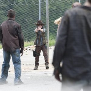 The Walking Dead: Chandler Riggs alle prese con gli Erranti nell'episodio Dentro e fuori