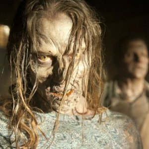 The Walking Dead: il primo piano di un Errante nell'episodio Dentro e fuori