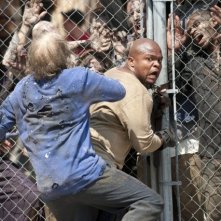 The Walking Dead: IronE Singleton viene aggredito da un Errante nell'episodio Dentro e fuori