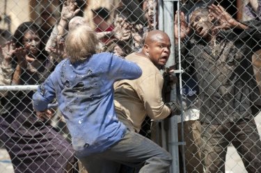 The Walking Dead: IronE Singleton viene aggredito da un Errante nell'episodio Dentro e fuori