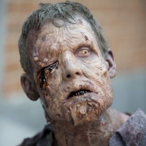The Walking Dead: l'inquietante immagine di un Errante nell'episodio Dentro e fuori