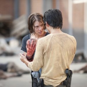 The Walking Dead: Lauren Cohan e, di spalle, Steven Yeun in una scena dell'episodio Dentro e fuori