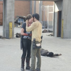 The Walking Dead: Lauren Cohan e Steven Yeun in una drammatica scena dell'episodio Dentro e fuori