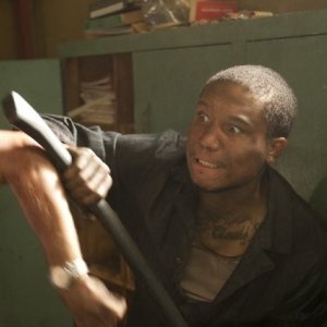 The Walking Dead: Il prigioniero Markice Moore in una scena dell'episodio Dentro e fuori
