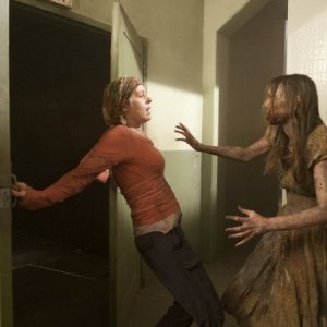 The Walking Dead: Melissa Suzanne McBride fronteggia un'Errante nell'episodio Dentro e fuori