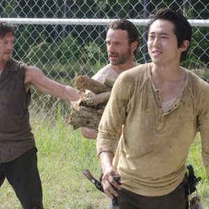 The Walking Dead: Norman Reedus, Andrew Lincoln e Steven Yeun nell'episodio Dentro e fuori