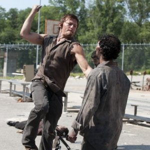 The Walking Dead: Norman Reedus lotta con un Errante in una scena dell'episodio Dentro e fuori