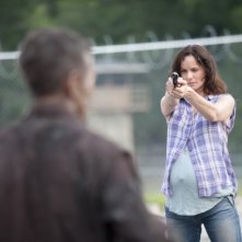 The Walking Dead: Sarah Wayne Callies contro un Errante in una scena dell'episodio Dentro e fuori
