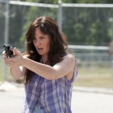 The Walking Dead: Sarah Wayne Callies in una tesa scena dell'episodio Dentro e fuori