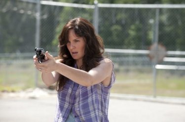 The Walking Dead: Sarah Wayne Callies in una tesa scena dell'episodio Dentro e fuori