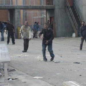 The Walking Dead: un'orda di Erranti nell'episodio Dentro e fuori