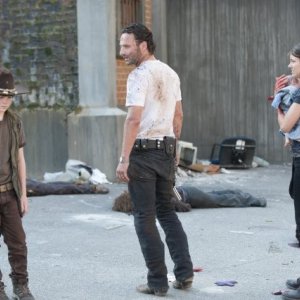 The Walking Dead: una drammatica scena con Andrew Lincoln, Lauren Cohan e Chandler Riggs nell'episodio Dentro e fuori