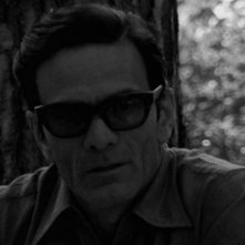 Il gioco degli specchi: un'immagine di Pier Paolo Pasolini tratta dal documentario incentrato sul legame tra società e cinema