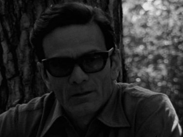 Il gioco degli specchi: un'immagine di Pier Paolo Pasolini tratta dal documentario incentrato sul legame tra società e cinema