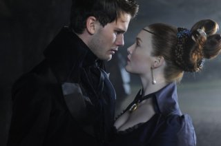 Jeremy Irvine e Holly Grainger in Grandi Speranze - immagine esclusiva