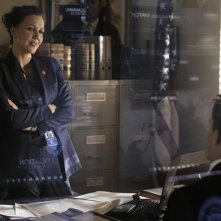 Maggie Gyllenhaal a colloquio con un collega in White House Down