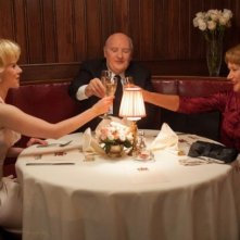Anthony Hopkins, Scarlett Johansson ed Helen Mirren a tavola in Hitchcock