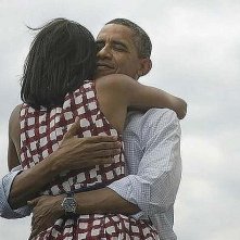 Barack e Michelle Obama si abbracciano dopo che lui è stato riconfermato Presidente degli Stati Uniti per la seconda volta, nel 2012