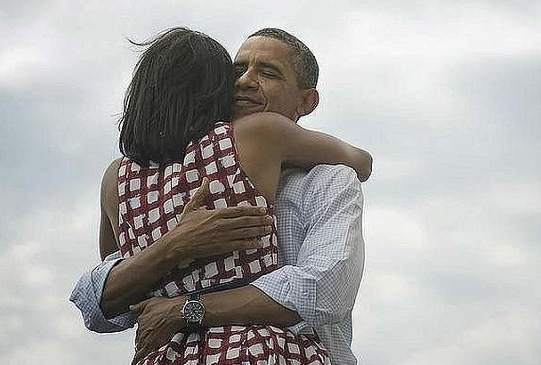 Barack e Michelle Obama si abbracciano dopo che lui è stato riconfermato Presidente degli Stati Uniti per la seconda volta, nel 2012