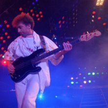Hungarian Rhapsody: Queen Live in Budapest, il bassista John Deacon sul palco di Budapest