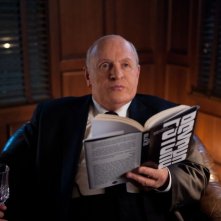 Un primo piano di Anthony Hopkins nei panni di Alfred Hitchcock sul set di Hitchcock