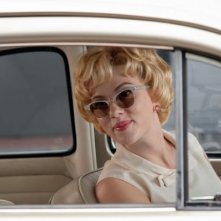 Un primo piano di Scarlett Johansson in auto in una scena di Hitchcock