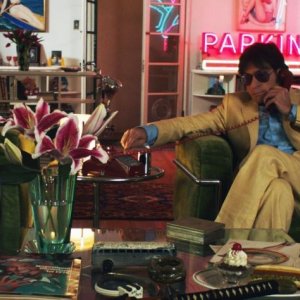 A Glimpse Inside the Mind of Charles Swan III: Charlie Sheen in una scena del film