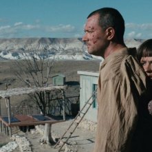 Aspettando il mare: Anastasia Mikulchina e Egor Beroev in una scena del film