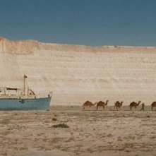 Aspettando il mare: una scena del film che ritrae una nave che galleggia nel deserto insieme ai cammelli